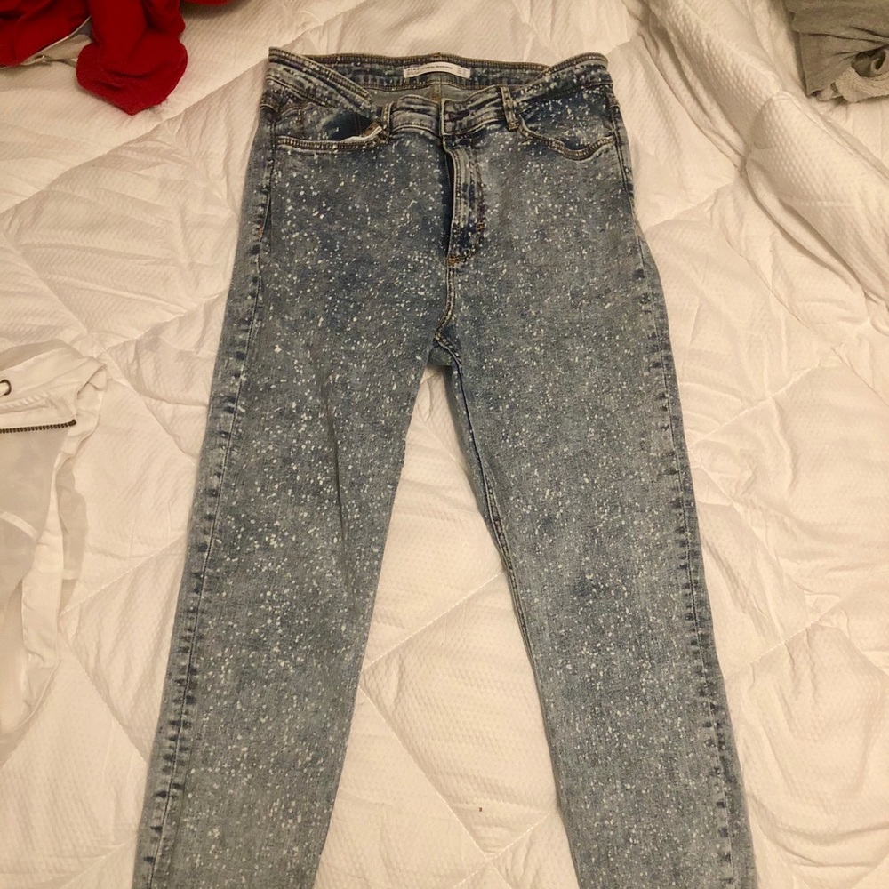 Zara light wash splatter paint fringe-bottom jeans